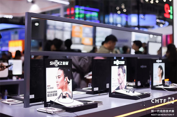 沉浸式体验高交会IT展上的各类智能终端设备