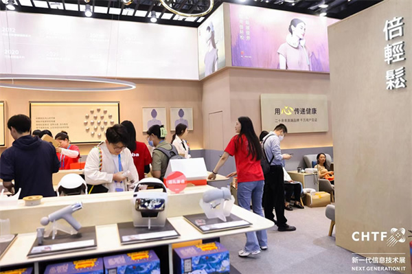 沉浸式体验高交会IT展上的各类智能终端设备